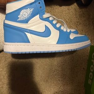 I am selling these High top Jordan 1s, I have worn them once and they’re a gift.